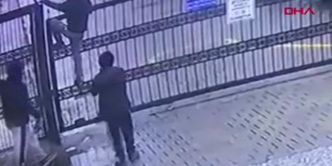 Otomatik kapı açılınca üzerinden geçen çocuk düşme tehlikesi geçirdi