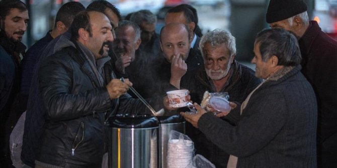 Tek başına yardım kuruluşu gibi