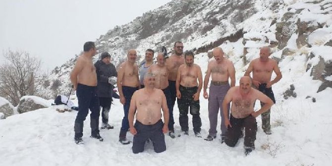 Kar Kaplanları'ndan yeni yıl öncesi kar banyosu