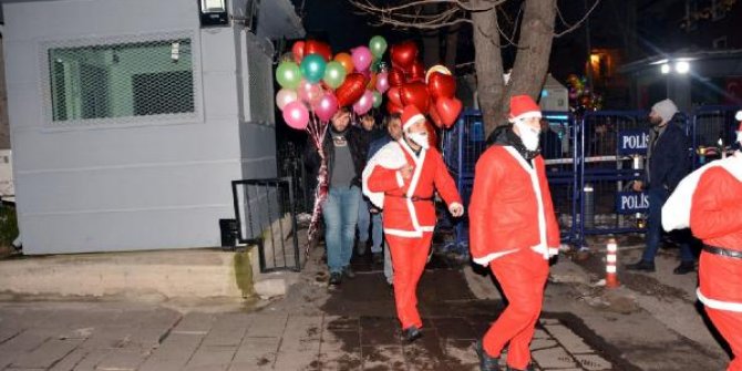 Noel Baba kılığındaki polisler, 6 suçtan aranan şüpheliyi yakaladı