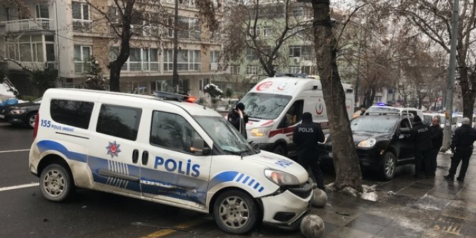 Hatalı park edilen otomobile polis aracı çarptı: 2 yaralı