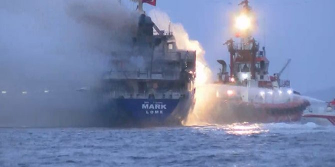 Pendik açıklarındaki yük gemisi yanıyor: 15 Mürettebat...