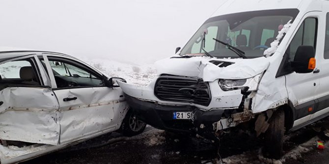 Kardeşlerin kullandığı araçlar çarpıştı: 1 ölü, 8'i öğretmen 10 yaralı