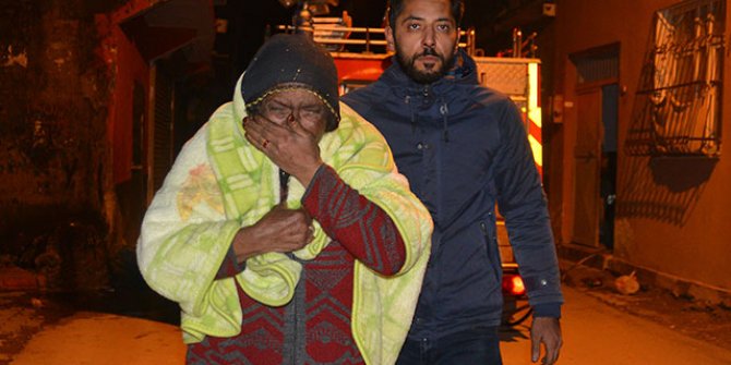 Evi yanan kadın, gözyaşlarına boğuldu