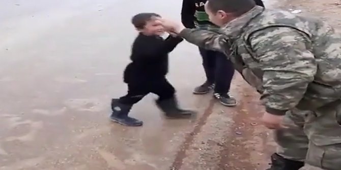 Kahraman mehmetçik yine gönülleri fethetti
