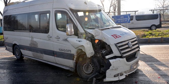 Servis minibüsü, halk otobüsüne çarptı: 8 öğrenci yaralı