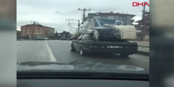 Yok artık! Otomobilin üzerinde koltuk takımı taşıdı