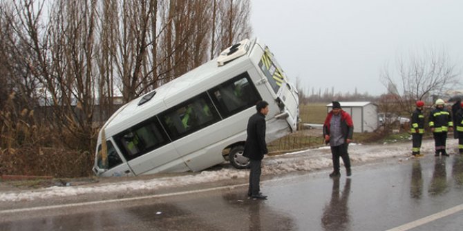Öğrenci servisi kanalda asılı kaldı: 16 yaralı