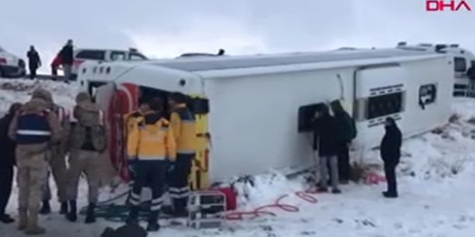 Sivas'ta yolcu otobüsü devrildi! Yaralılar var