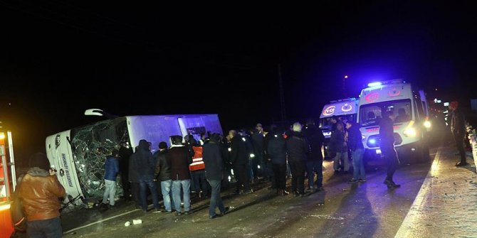 Amasya'da yolcu otobüsü devrildi: Ölüler ve yaralılar var