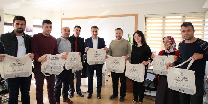 Belediye, personeline bez çanta dağıttı