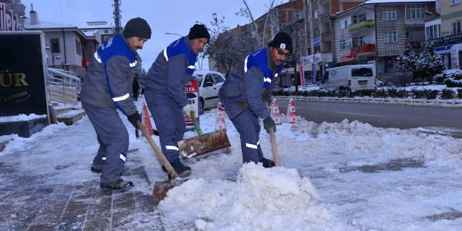 Kahramankazan'da karla mücadele sürüyor