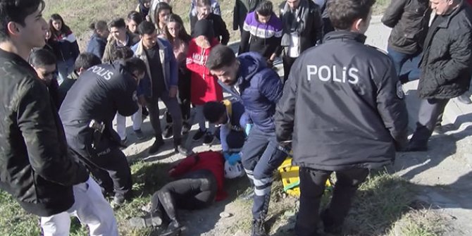Araç kaldırımdaki liselilere çarptı: Yaralılar var