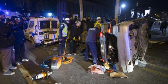 Otomobil ağaca ve 2 polis aracına çarpıp devrildi: 4 yaralı