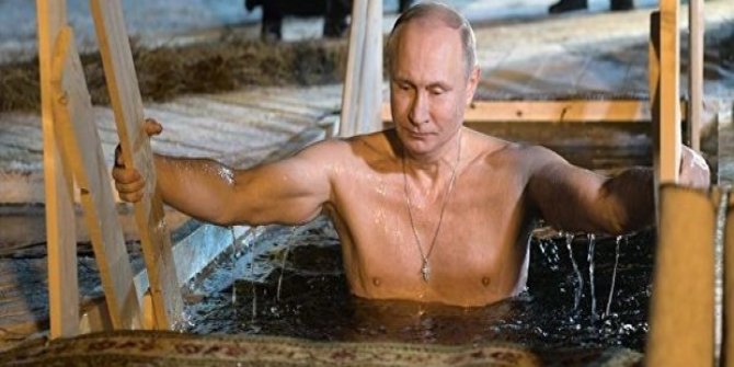 Vladimir Putin buz gibi suya girdi
