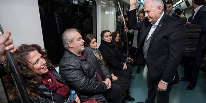 Binali Yıldırım Marmaray'da vatandaşlarla sohbet etti