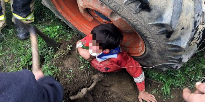 Küçük Volkan, devrilen traktörün arka tekerinin altında kaldı