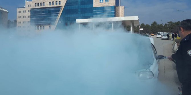 Adliye önünde, otomobildeki yangına polisler müdahale etti