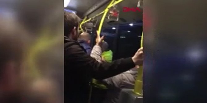 Metrobüs durağında taraftar kavgası