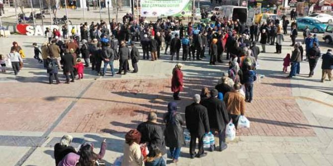 Plastik şişe getiren vatandaşa market çantası dağıtıldı