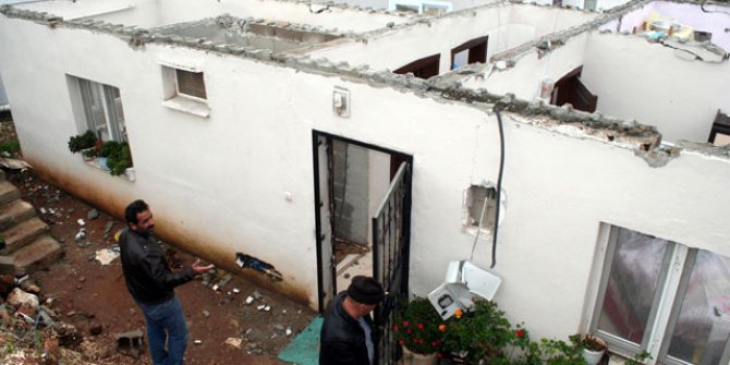 Hortum seraları vurdu, evlerin çatılarını uçurdu