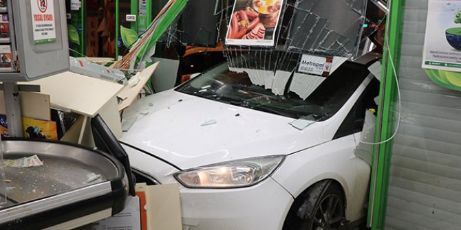 Üsküdar'da otomobil markete girdi