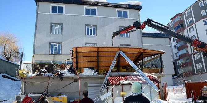 Kar düşmesi sonucu kafenin terası çöktü: 1 ölü, 7 yaralı