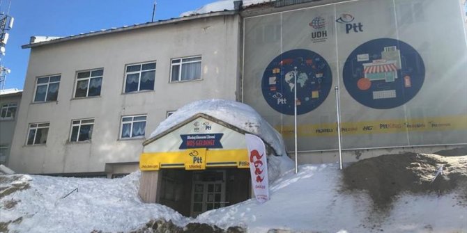 Uludağ'da çatıdaki kar kütlesi vatandaşların üzerine düştü
