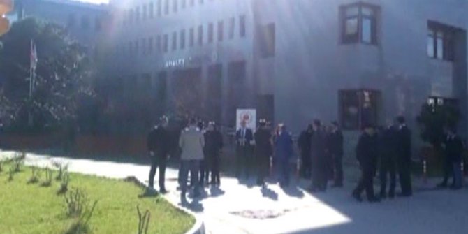 Balıkesir Adliyesi'nde gaz sızıntısı: Çok sayıda kişi hastaneye kaldırıldı