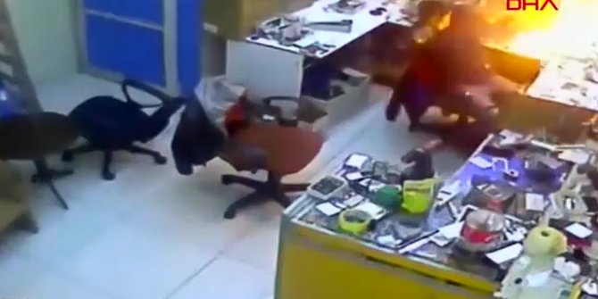 Tamir ettiği telefon böyle patladı