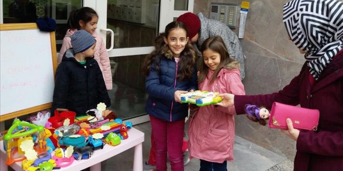 Minik Zeynep yetimler için oyuncaklarını sattı