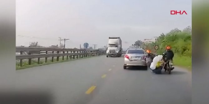 Motosikletten düşen anne ve bebeği kamyon altında kalmaktan ramakla kurtuldu