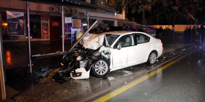 Kontrolden çıkan otomobil otobüs durağına durağa girdi: 2 yaralı