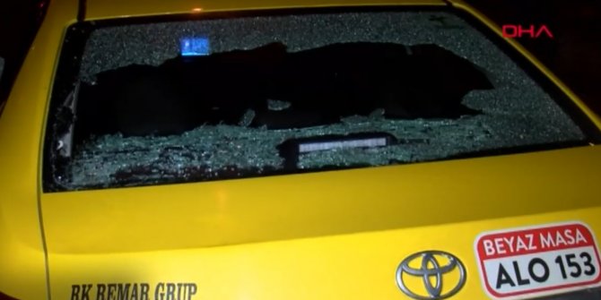 Otopark görevlisi taksinin camını yumruklayarak kırdı