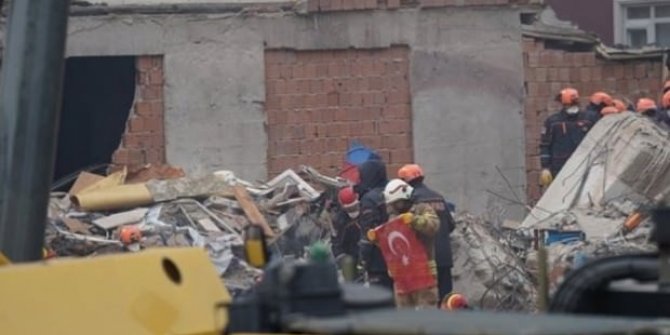 Enkazda Türk bayrağı bulunca bakın ne yaptı