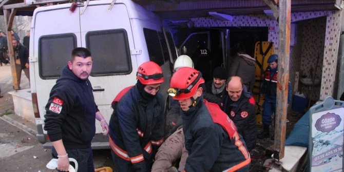 Servis minibüsü lokantaya girdi: Çok sayıda yaralı var