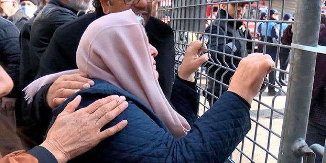 Yunus Apartmanının yıkılışını gözyaşlarıyla izlediler