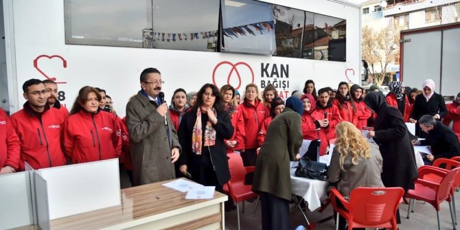 Veysel Tiryaki, Kızılay'a kan verdi