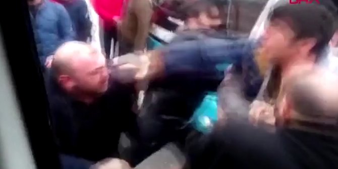 Yol ortasında meydan savaşı kamerada!