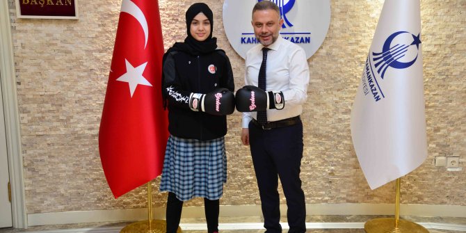 Okullar Arası Kick Boks şampiyonuna hediye