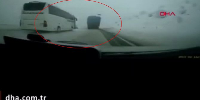 Yolcu otobüsüyle otomobil kafa kafaya çarpıştı