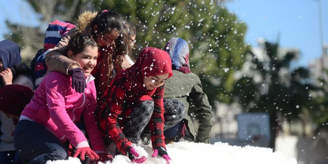 Antalya'da 18 derecede kar topu oynadılar