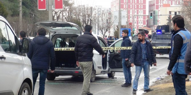 Kırmızı ışıkta bekleyen araca silahlı saldırı: 1 ölü, 4 yaralı