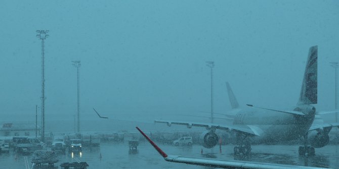 İstanbul'da hava trafiğine kar engeli