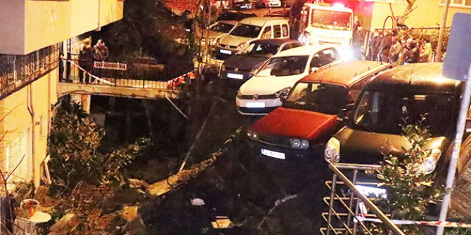 Beşiktaş'ta duvar çöktü, araçlar askıda kaldı