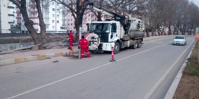 Çankırı Belediyesi atık su kolektör hatlarını temizliyor