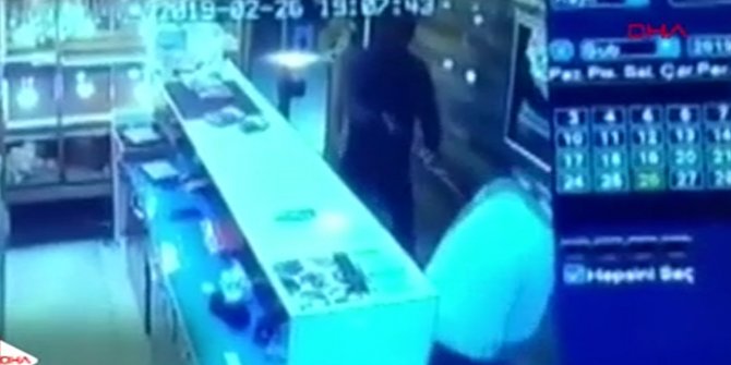 Kanlı soygun güvenlik kamerasına anbean yansıdı