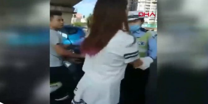 Kadın polis, durdurduğu sürücünün eşi ile saç baş birbirine girdi