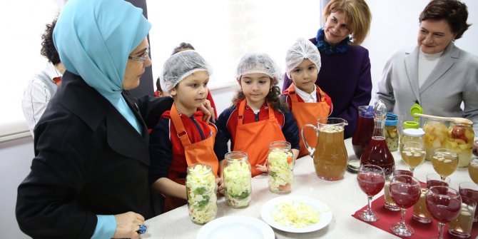 Emine Erdoğan, öğrencilerle kurabiye yaptı