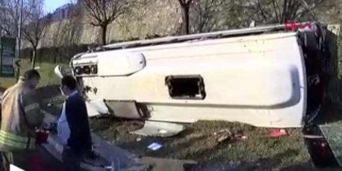 Servis midibüsü devrildi: Yaralılar var